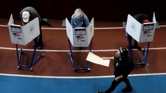 Los votantes rellenan las papeletas en las cabinas de votación durante la votación anticipada en Brooklyn, Nueva York.