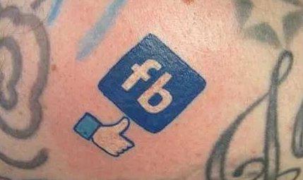 Tatuaje de ícono de Facebook. 