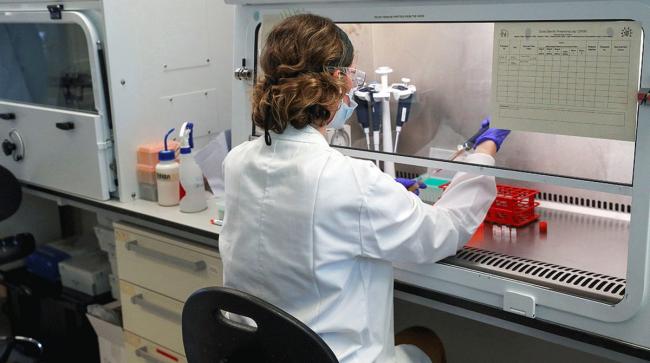 Una científica trabaja en una vacuna contra el coronavirus.