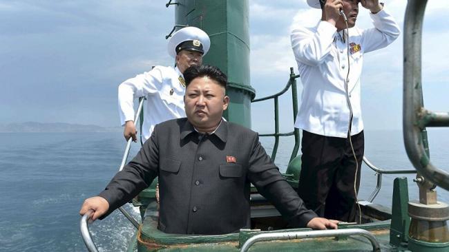 Kim Jong inspecciona un submarino de sus fuerzas navales.