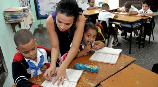 Maestra y niños en educación primaria en Cuba. 