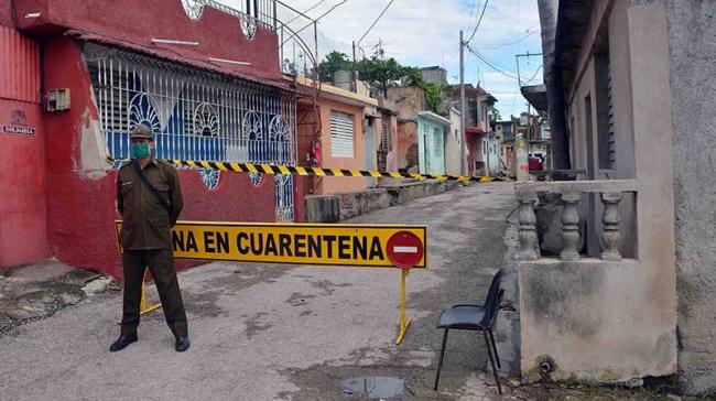 Un militar controla la entrada a la zona confinada de Altamira.
