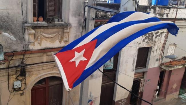 Una bandera cubana ondea ante la sede del MSI.