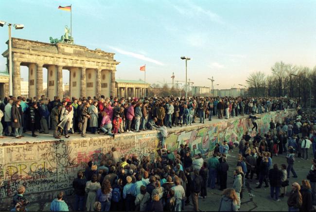 Una multitud de alemanes en el Muro de Berlín.