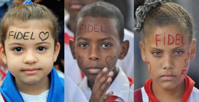 Niños con la palabra Fidel escrita en su rostro.
