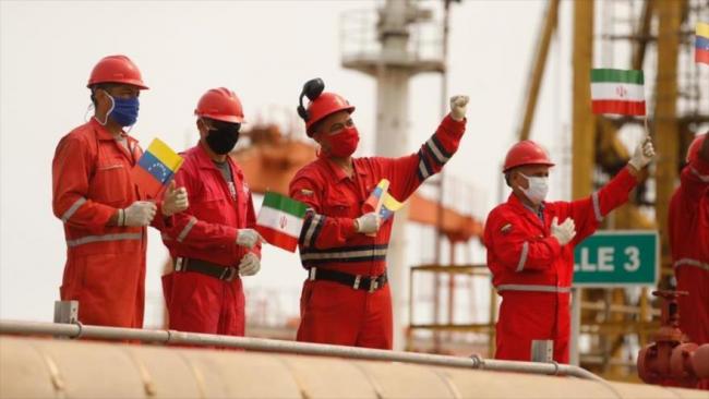 Trabajadores de la refinería El Palito, en Carabobo, reciben al petrolero iraní Fortune, 25 de mayo de 2020.