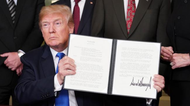 Trump presenta una orden ejecutiva que sanciona el comercio con China.