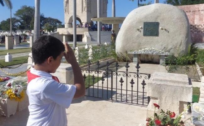 Un niño pasa frente a la tumba de Fidel Castro.