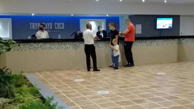 Turistas rusos a su llegada al hotel Tryp Cayo Coco.