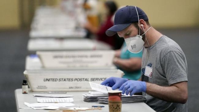 Trabajadores en Pensilvania preparan los votos por correo para ser contabilizados.