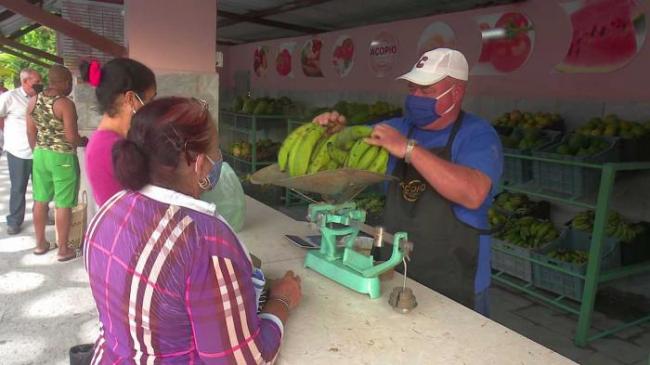Puesto de venta de productos agrícolas en Cuba.