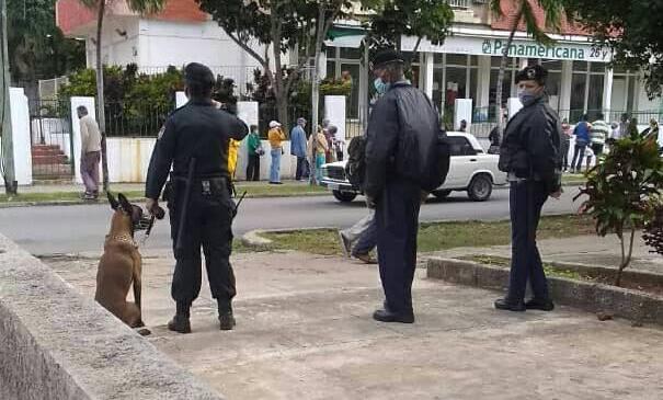 Oficiales de Tropas Especiales en La Habana.