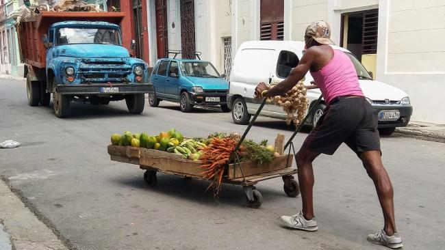 Un carretillero en La Habana.