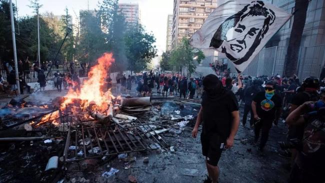 Protestas en conmemoración del aniversario de las protestas de 2019, Santiago de Chile.