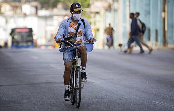 Una mujer se desplaza en bicicleta en La Habana.