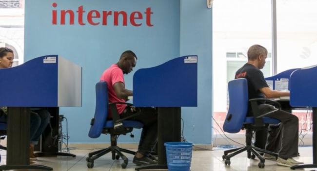 Usuarios en un Club de Computación en Cuba.