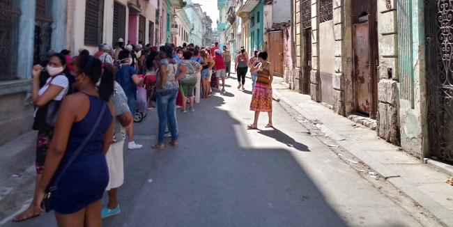 Cola para el mercado de Reina y Chávez, en Los Sitios, Centro Habana.