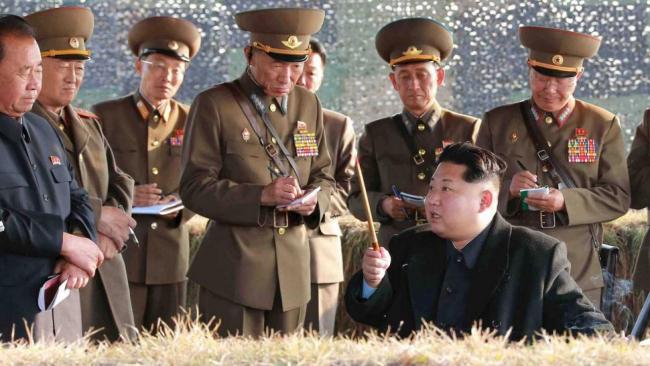 El dictador norcoreano Kim Jong Un presencia unas maniobras militares en Pyongyang.