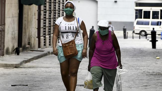 Dos cubanas en una calle de La Habana.