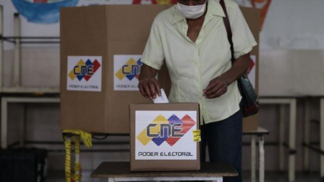 Una persona vota en los comicios venezolanos.