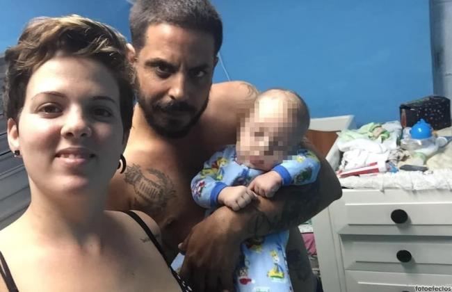 Omar Mena, El Analista, junto a su esposa y su bebé.