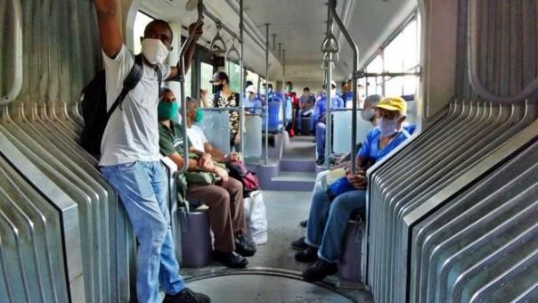 Un ómnibus de transporte público en La Habana.