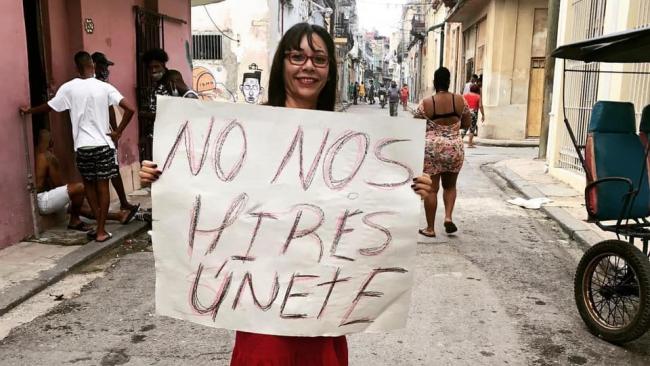 Iliana Hernández con un cartel en La Habana. 