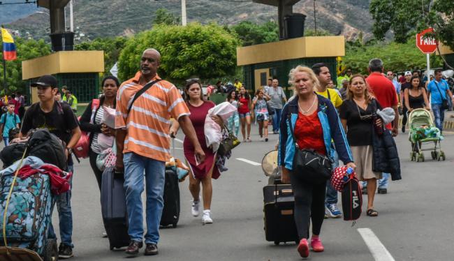 Migrantes venezolanos llegan a Colombia.