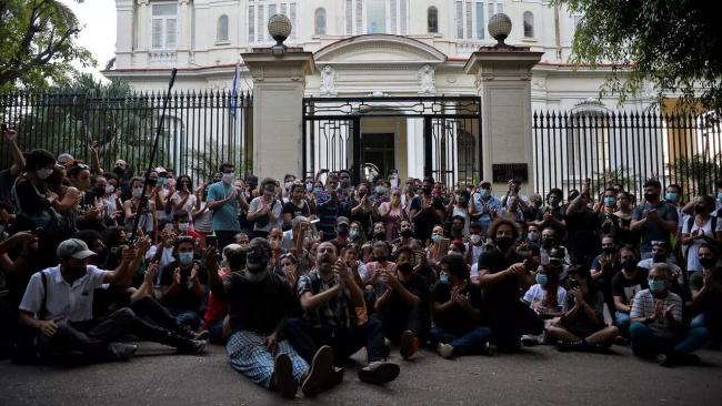  Un grupo de jóvenes intelectuales y artistas se manifiestan en la puerta del Ministerio de Cultura, La Habana, 27 de noviembre de 2020.