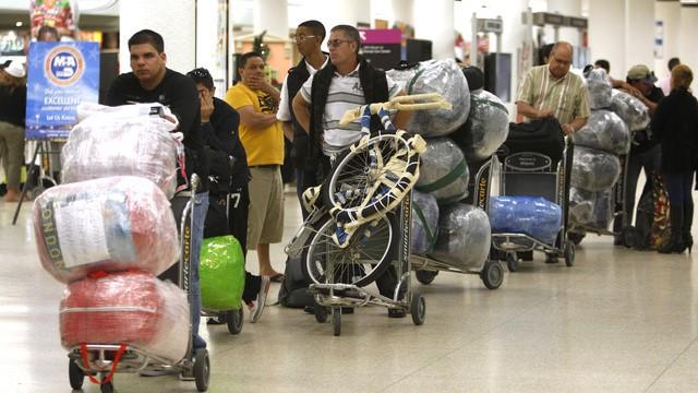 Viajeros con sus equipajes para Cuba.