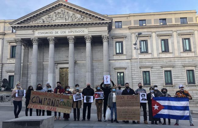 Cubanos frente al Congreso de los Diputados, en Madrid.