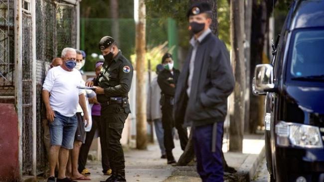 Tropas especiales y policías controlando ciudadanos en La Habana.