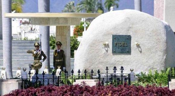 Piedra de Fidel Castro en Santa Ifigenia.