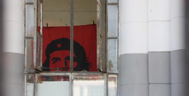 Imagen del Che a través de una ventana.