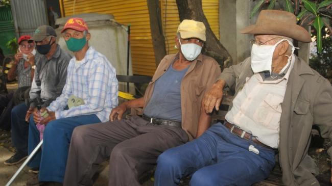 Ancianos que acuden a los comedores sociales en Las Tunas.