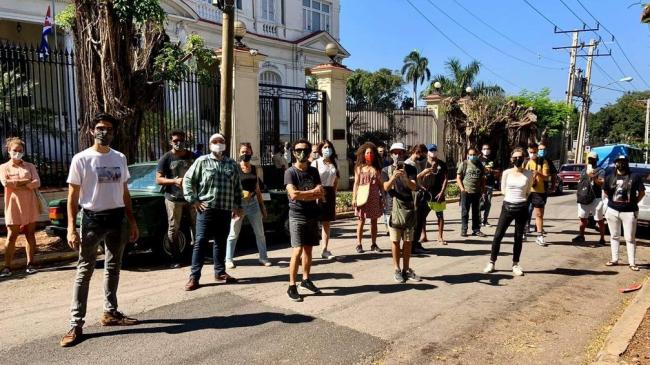 Artistas cubanos y otros activistas reunidos frente al MINCULT el 27 de enero.