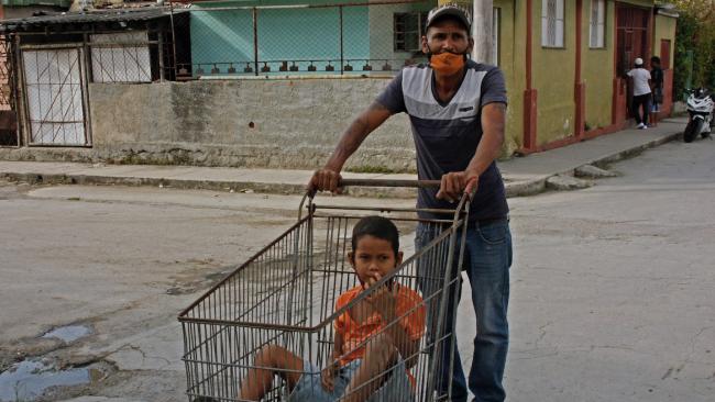 Padre e hijo en un barrio de La Habana.