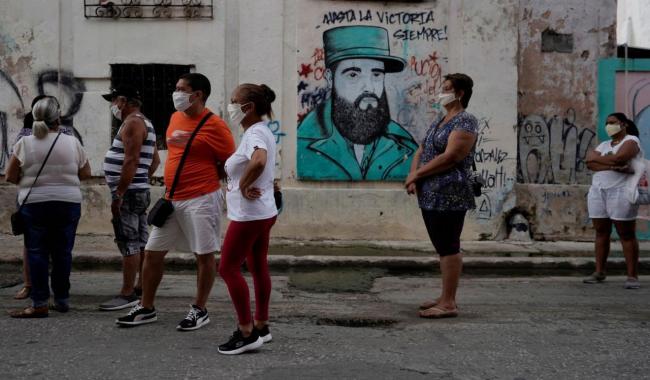 Una fila para cambiar moneda en La Habana.