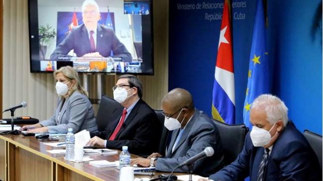 El canciller cubano y otros funcionarios durante el diálogo con representantes de la Unión Europea.