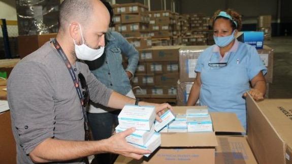Funcionarios del UNFPA entregan la donación.