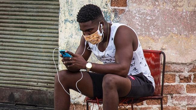 Un cubano con un celular en La Habana. 