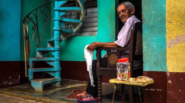 Un jubilado cubano vende chucherías para completar su pensión.