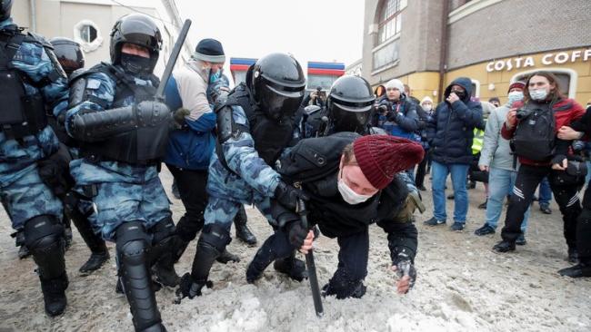 Un manifestante es detenido en Moscú.