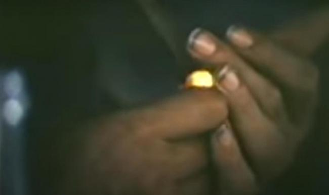 Manos de Fidel Castro encendiendo un tabaco.