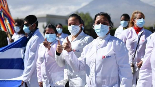 Médicos cubanos de "misión" en Perú.