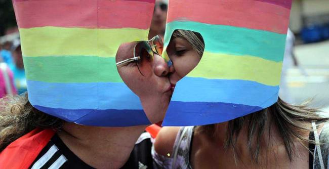 Dos mujeres se besan durante una conga oficialista contra la homofobia en La Habana.