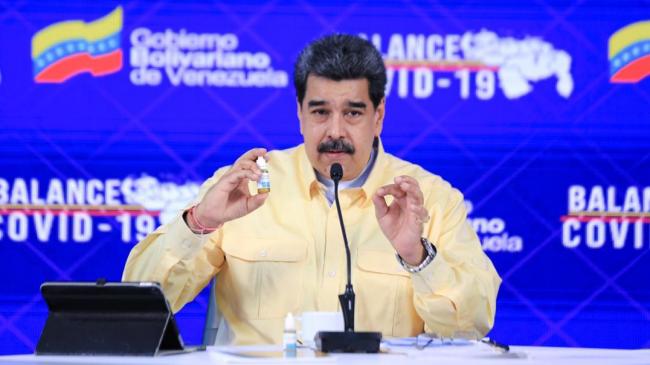 Nicolás Maduro muestra el fármaco.