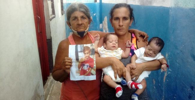 Airobis Ávila Pérez (der), madre del niño desaparecido, junto a su madre, Elena Pérez Alfonso, y sus dos hijos más pequeños en brazos.