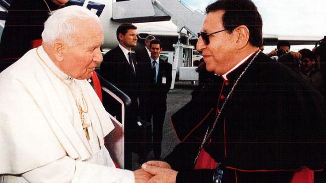 El papa Juan Pablo II junto al monseñor Fernando Prego Casal en Villa Clara.