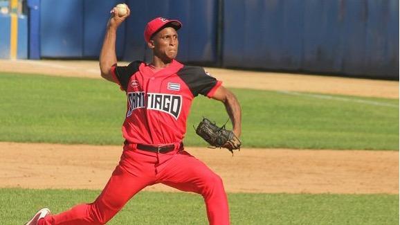 El pitcher de Santiago de Cuba, Carlos Font, consiguió su primera victoria.
